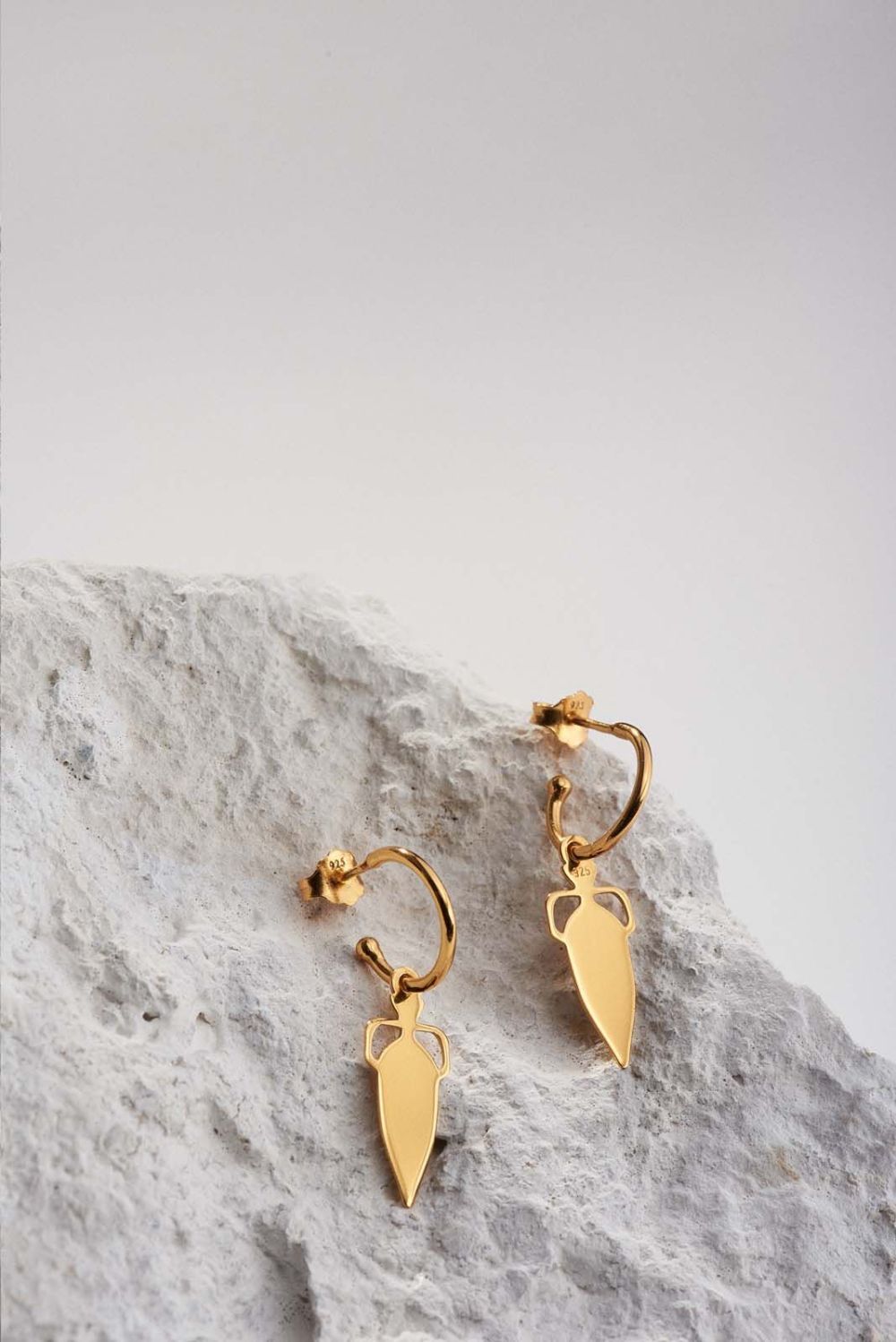 amphora earring in gold