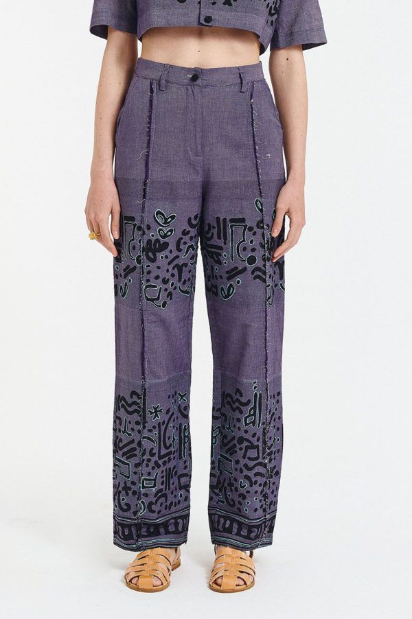 High waist cargo like pants with wide legs in mauve pattern