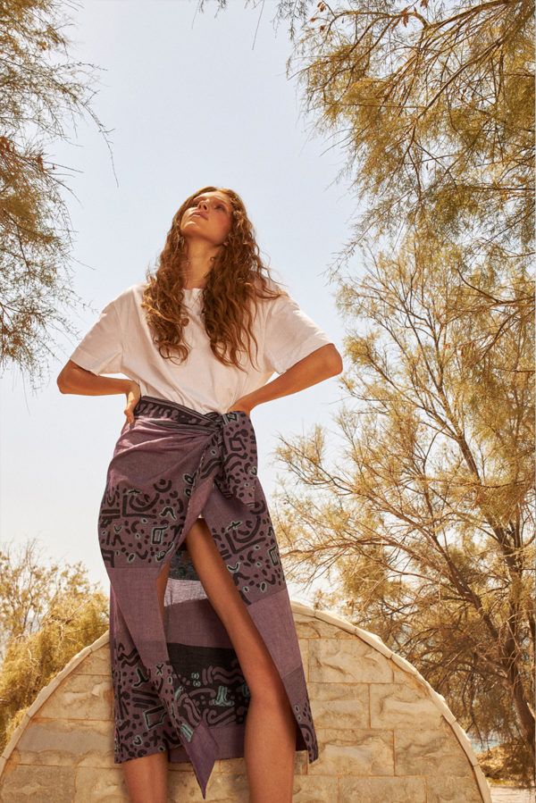 Pareo skirt in mauve mosaic pattern, envelope wrapping fastened with inside buttons and knot