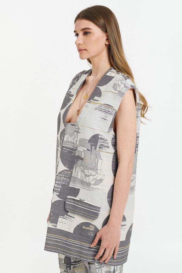Sleeveless shirt vest ith front button closure and side pockets on grey agamemnon pattern