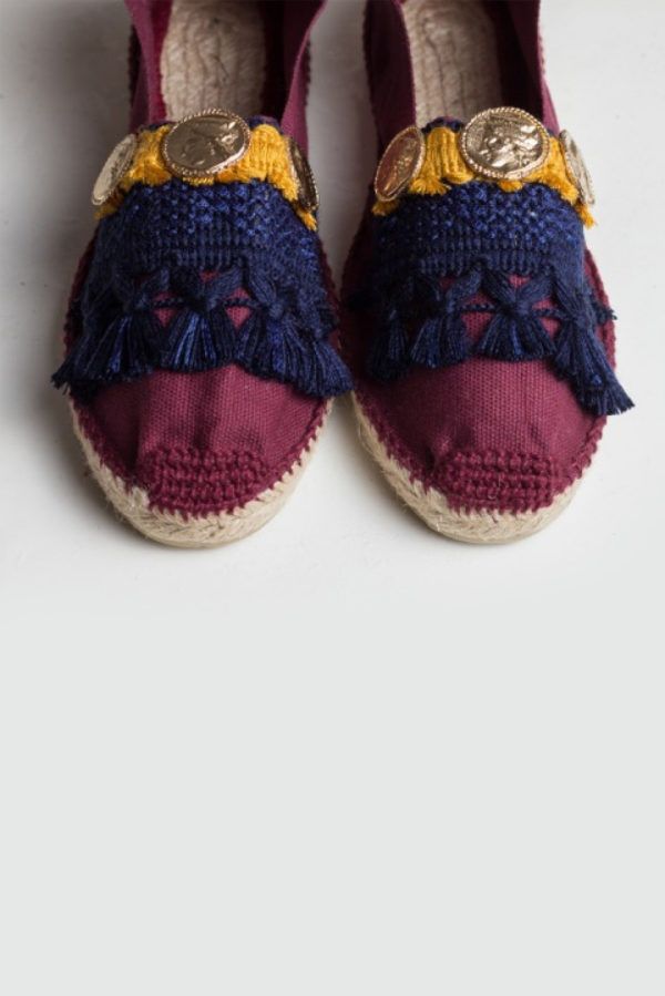 Bordeaux espadrilles with tassels and six metal coins