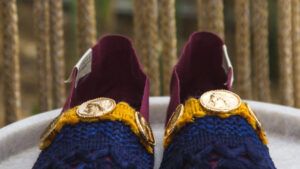 Bordeaux espadrilles with tassels and six metal coins
