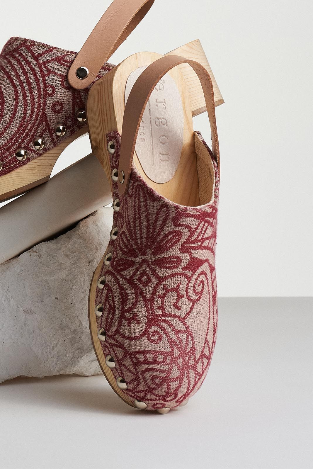 Clogs with wooven fabric